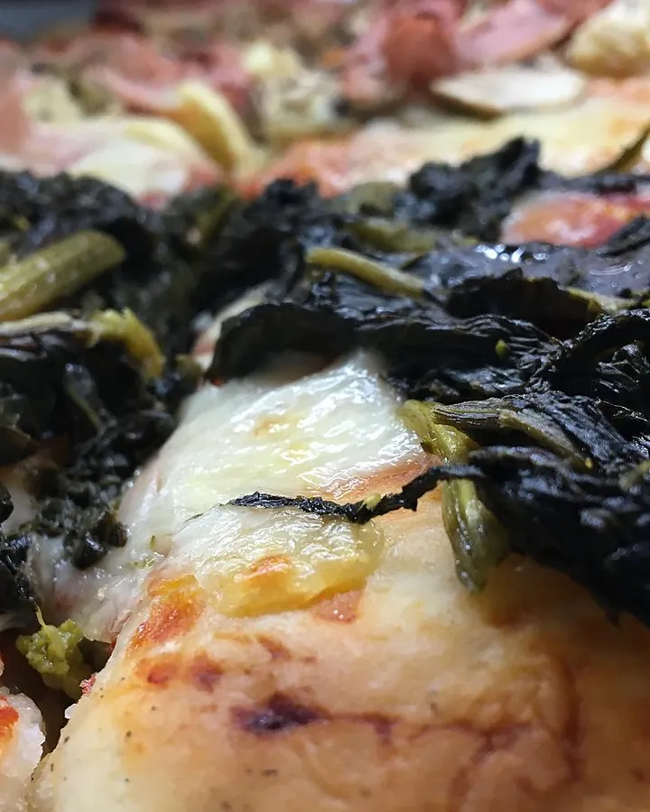 Pizza in teglia con friarielli e prosciutto, appena uscita dal forno: foto dalla pagina Facebook del locale
